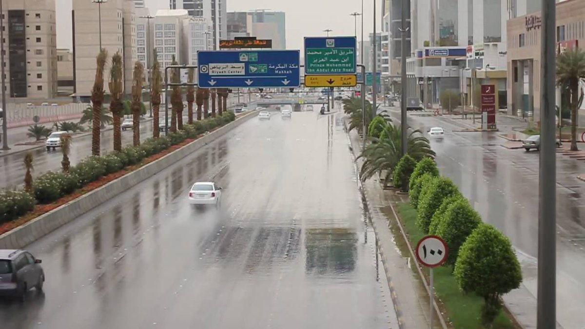 أمطار غزيرة تسيطر على الرياض