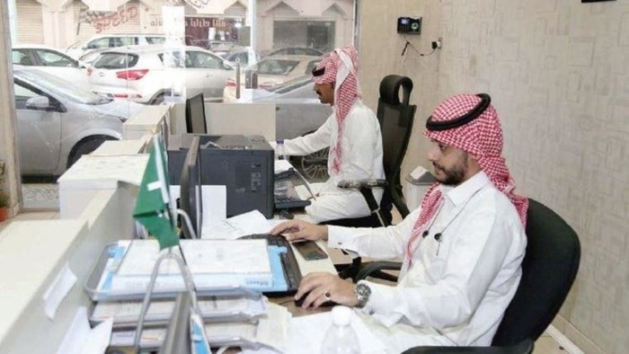 للراغبين في العمل بالسعودية.. العمل: تعلن بدء تنفيذ برنامج الفحص لـ5 مهن تفاصيل وطريقة التقديم