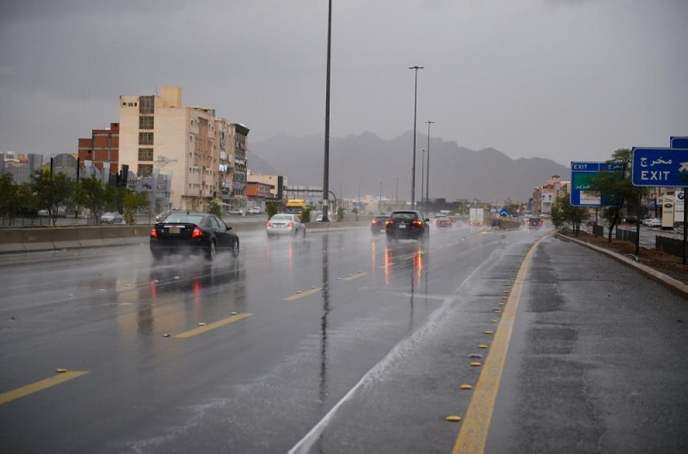 هطول أمطار متوسطة إلى غزيرة في عدة مناطق بالمملكة العربية السعودية